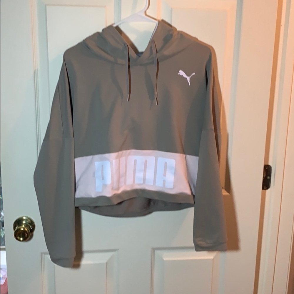Size L Cropped Puma Sweatshirt